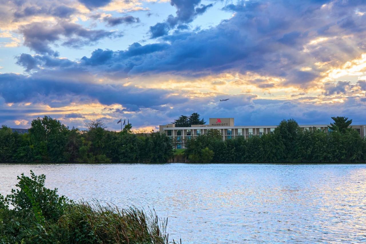 Отель Washington Dulles Airport Marriott Стерлинг Экстерьер фото